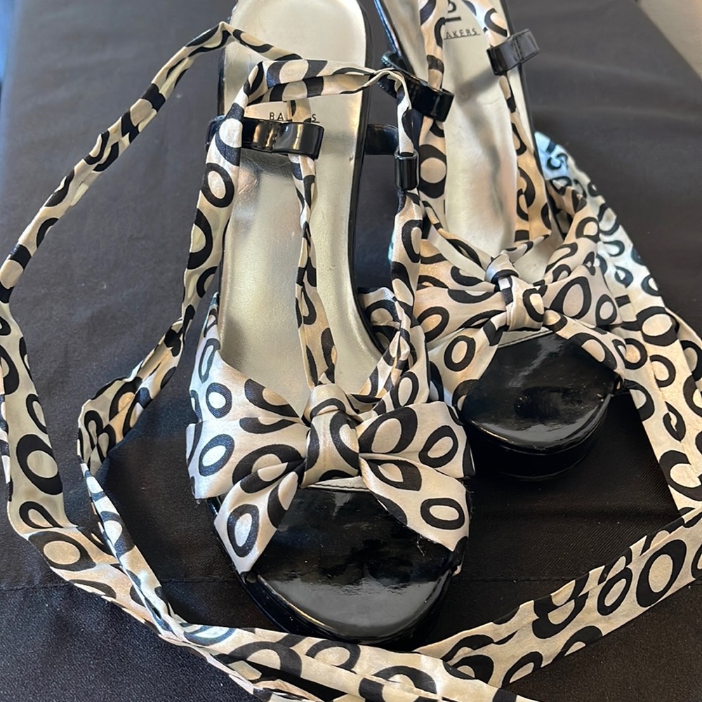 Vintage Bakers tie up wedges